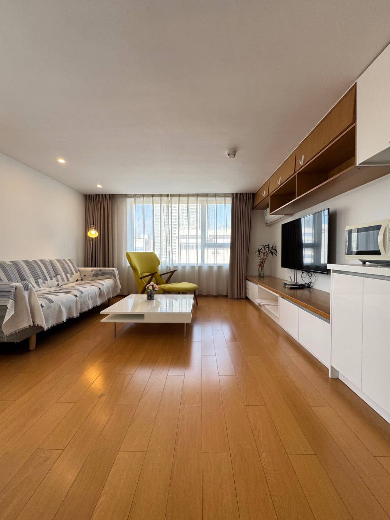 2-bedroom apartment in Pudong, Shanghai — balcony access | Two Bedroom in Apartment Star — Photo 1