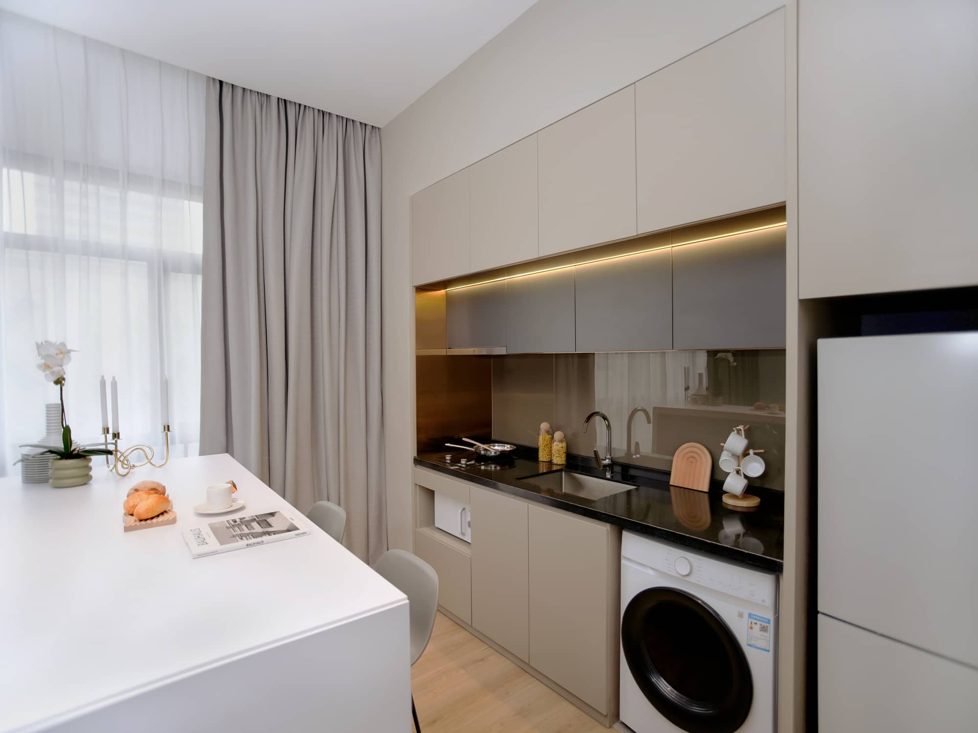 1-bedroom apartment in Hongkou, Shanghai — balcony access | Deluxe 1 Bedroom in Base Bashi — Photo 1