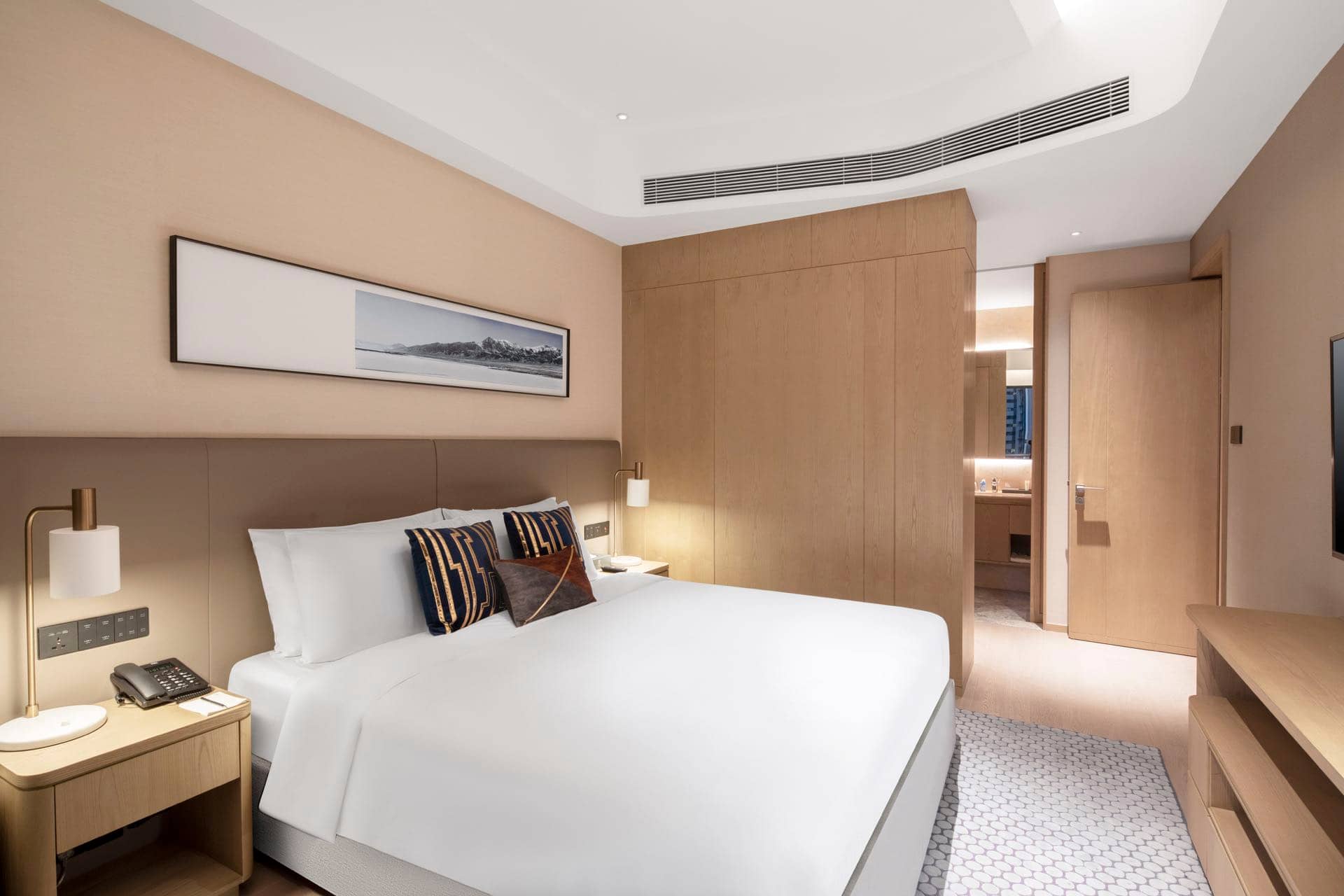 1-bedroom apartment in Wuhou, Chengdu — balcony access | Primcasa Deluxe One Bedroom — Photo 1