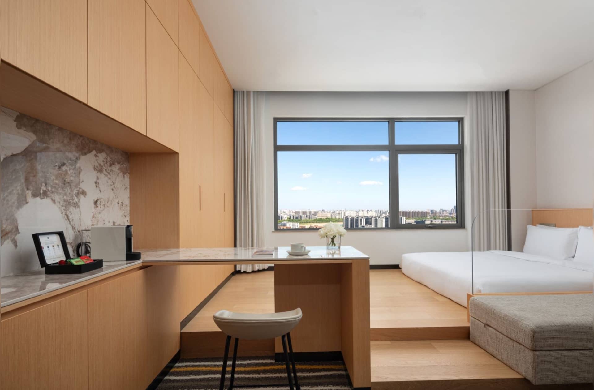 1-bedroom apartment in Yangpu, Shanghai — balcony access | Primier Room in Wujiaochangyanghuishengfang — Photo 1