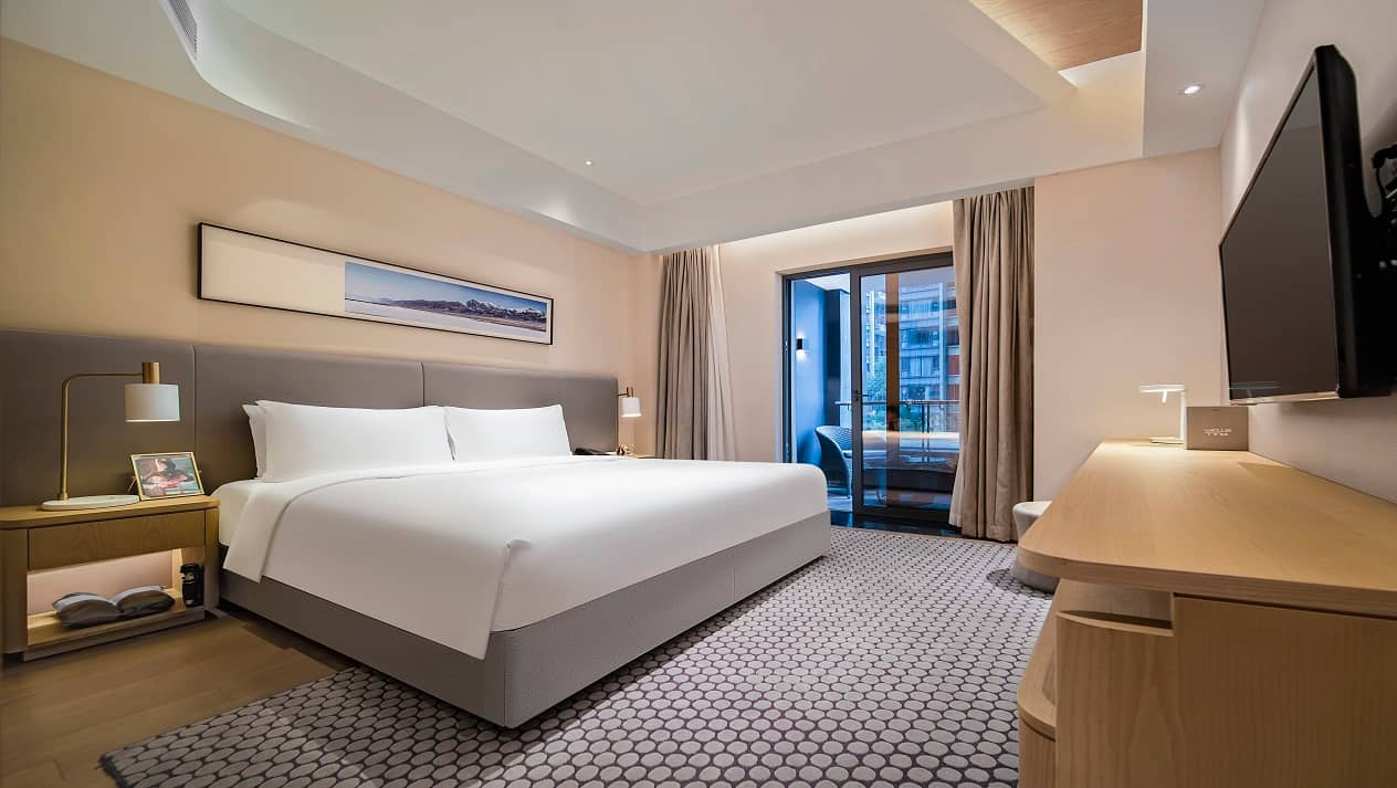 1-bedroom apartment in Wuhou, Chengdu — balcony access | Excutive King Suit - 83 Sqm (floors 11-29) — Photo 1