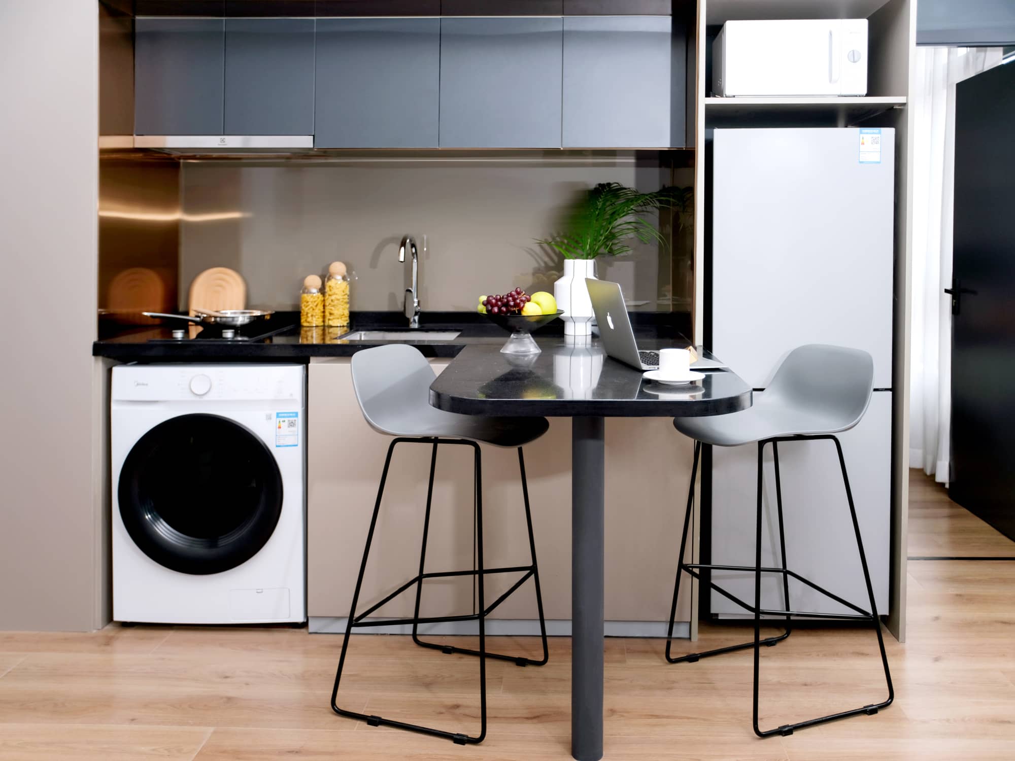 1-bedroom apartment in Hongkou, Shanghai — balcony access | Standard 1 Bedroom in Base Bashi — Photo 1