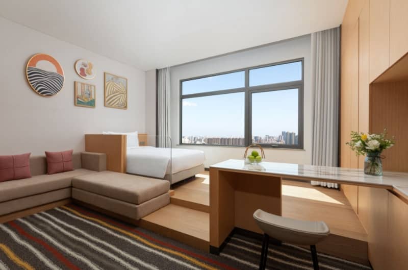 1-bedroom apartment in Yangpu, Shanghai — balcony access | Primier Room Tatami in Wujiaochangyanghuishengfang — Photo 1