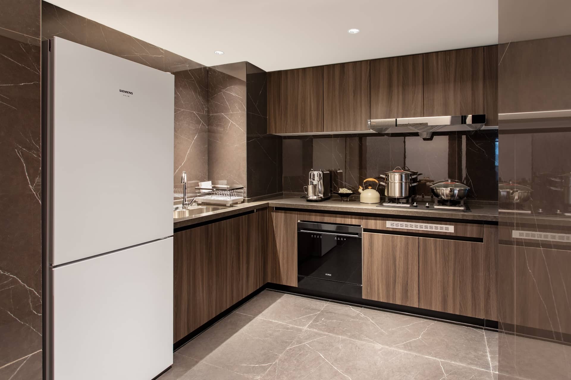 2-bedroom apartment in Nanshan, Shenzhen — balcony access | Deluxe Two Bedroom in Gaige — Photo 1