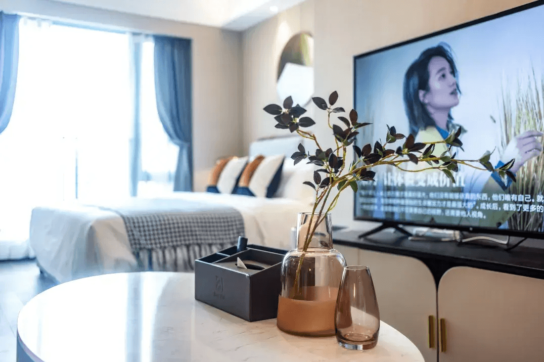 1-bedroom apartment in Futian, Shenzhen — parking available | Selected Comfort King-Size Bedroom (with refrigerator, washing machine, TV, and viewing deck) in Zhijian Hotel — Photo 1