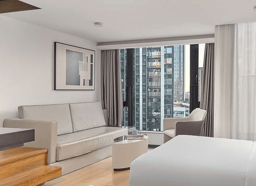 1-bedroom apartment in Futian, Shenzhen — parking available | Loft Family Two King-Size Bed Apartment (High-rise Night View | Refrigerator | Washing Machine | Supermarket on the Ground Floor) in Zhijian Hotel — Photo 1